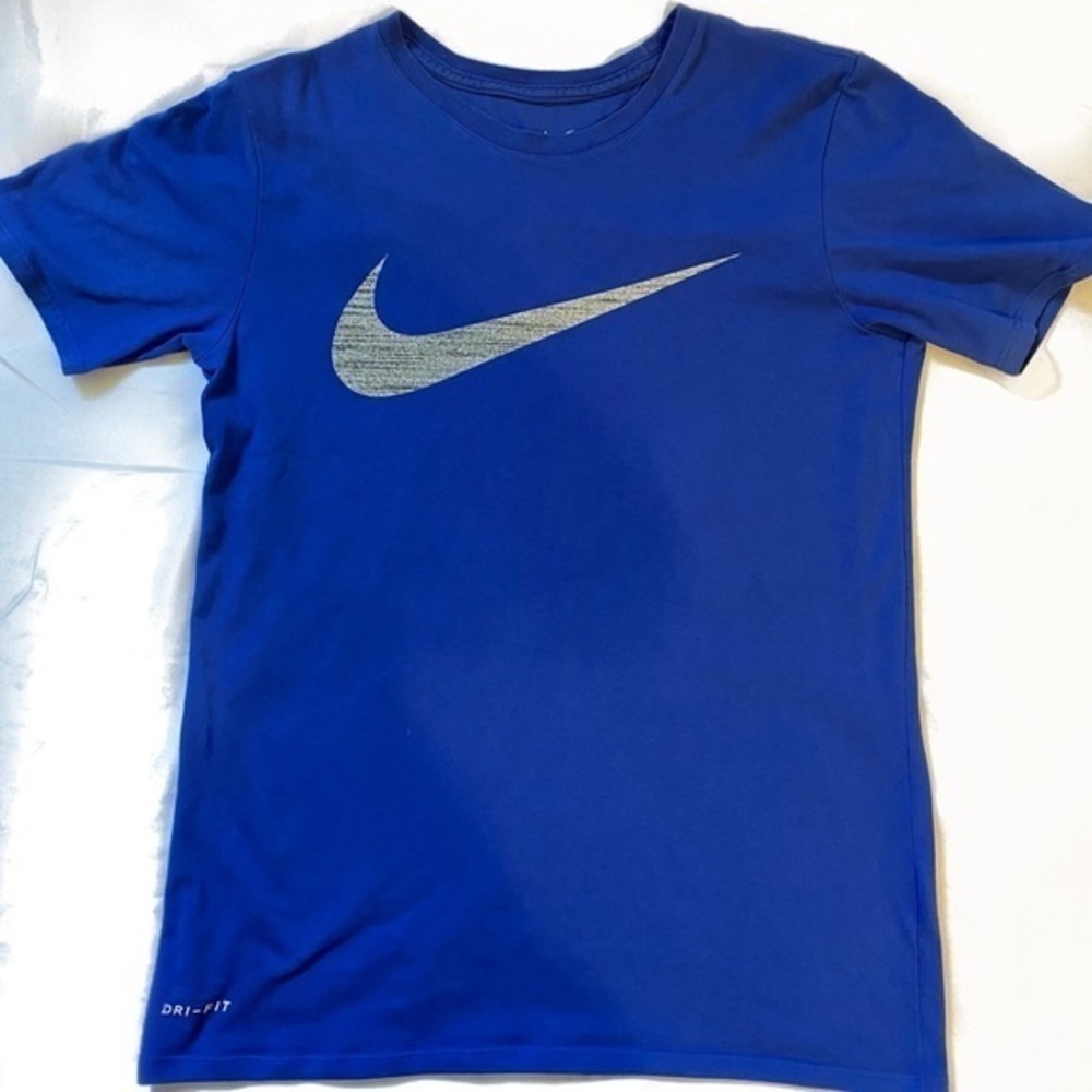 The Nike tee mens size S shirt